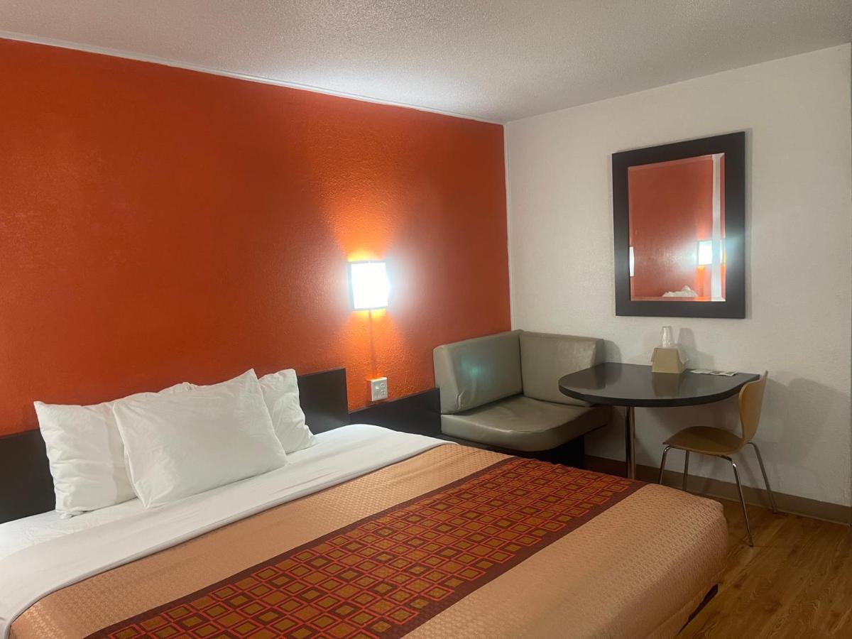 Regal 8 & Hotel