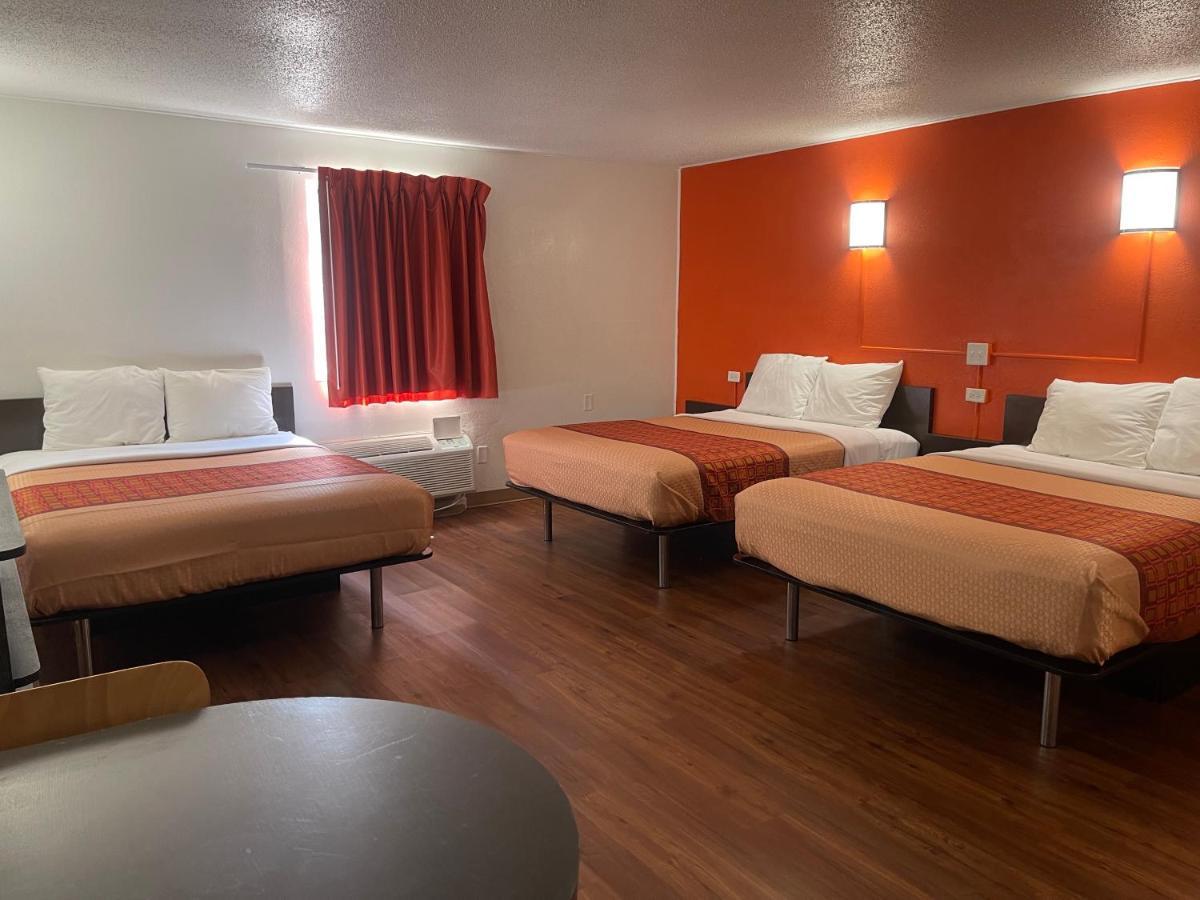 Regal 8 & Hotel Lincoln