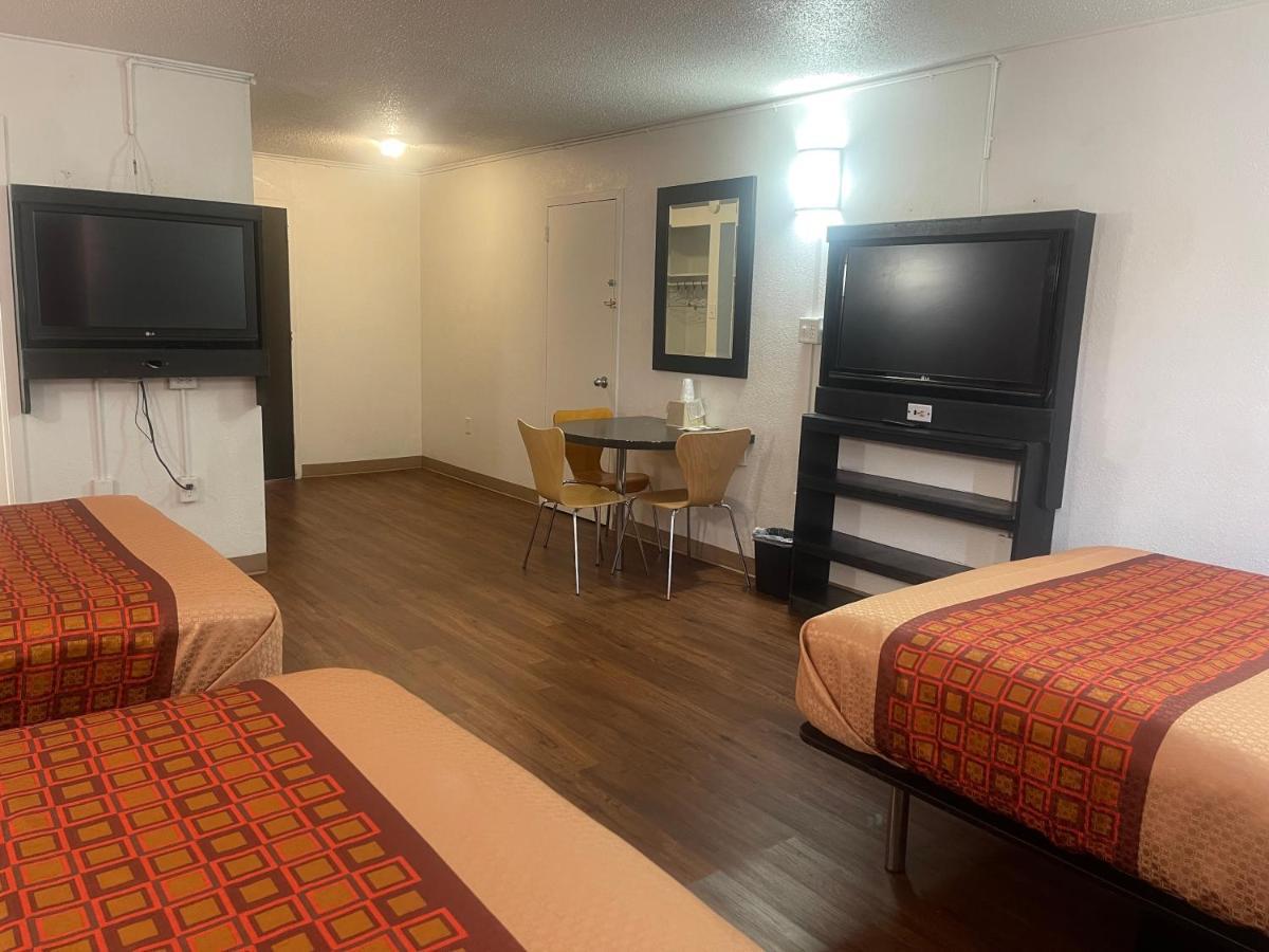 Regal 8 & Hotel 3*